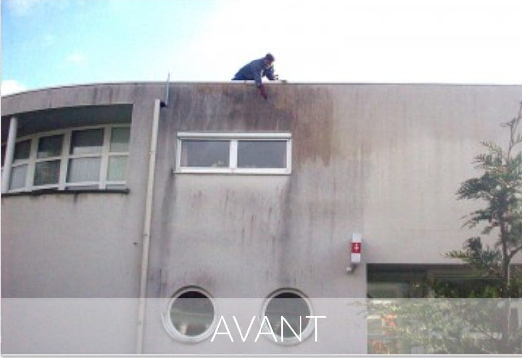 Ravalement complet d'une façade encrassée par les coulures, avant travaux