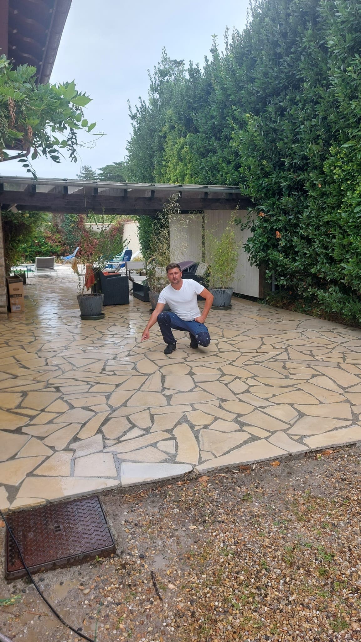 Terrasse en pierre nettoyée et traitée contre les mousses