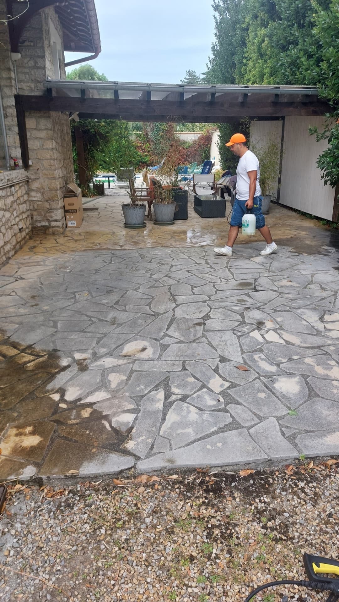 Terrasse en pierre encrassée nettoyée et traitée, avant travaux
