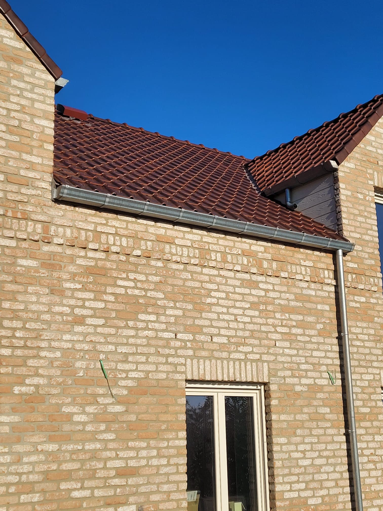 Toiture neuve en tuiles et zinguerie par JBL Couvreur 45, dans le Loiret