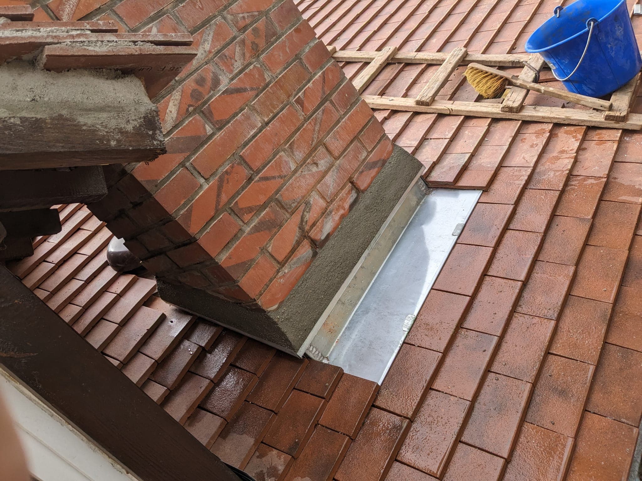 Solin de cheminée en zinc réalisé sur une toiture en tuiles