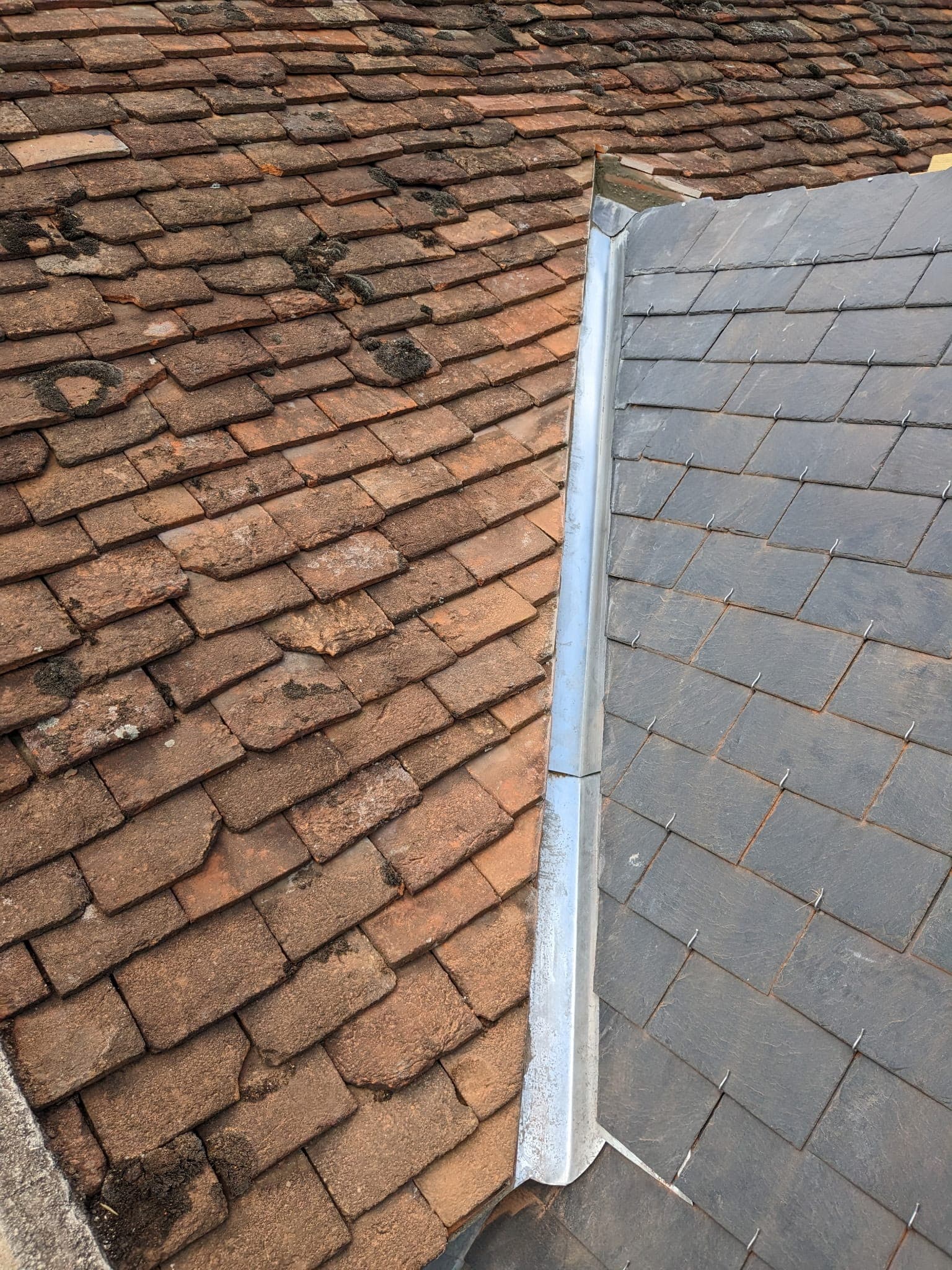 Réfection de couverture : tuiles anciennes remplacées, ardoise neuve et noue zinc